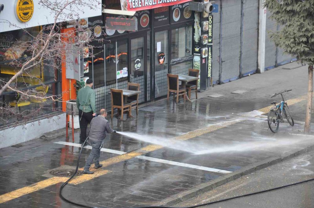 'Soğuk Hava'da Solüsyonla Kaldırım Yıkama.. Kars'ta Temizlik Çalışması Tepki Çekti!