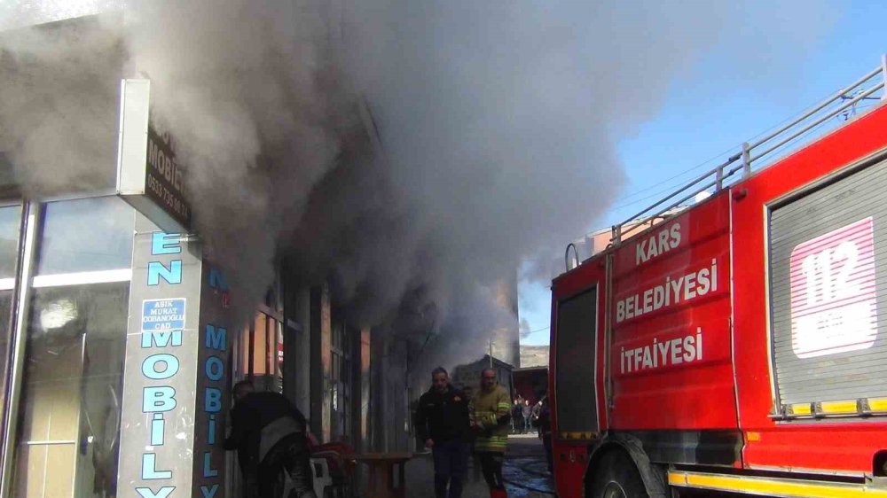 Kars’ta Korkutan Yangın: Mobilya Deposu Alevlere Teslim Oldu