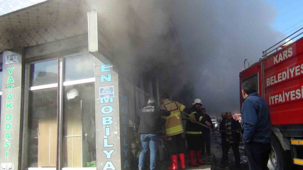 Kars’ta Korkutan Yangın: Mobilya Deposu Alevlere Teslim Oldu