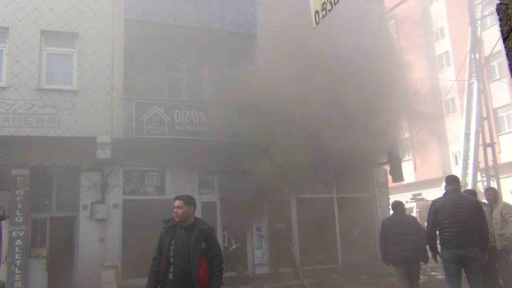 Kars’ta Korkutan Yangın: Mobilya Deposu Alevlere Teslim Oldu