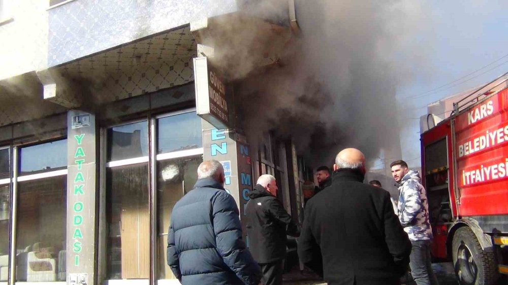 Kars’ta Korkutan Yangın: Mobilya Deposu Alevlere Teslim Oldu