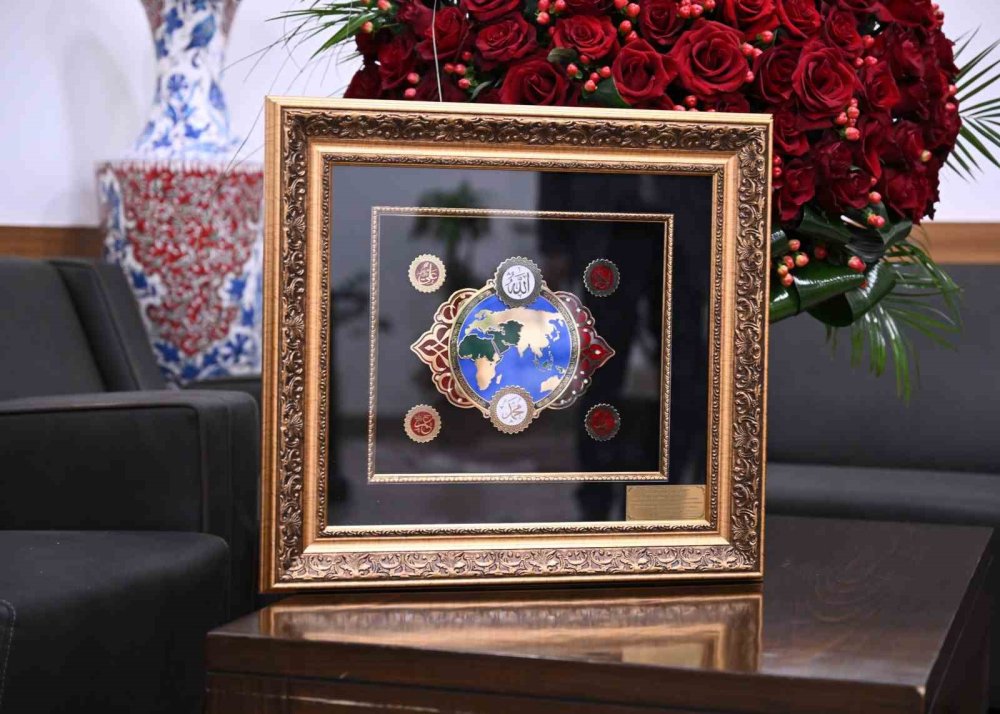 Bahçeli, Cumhurbaşkanı Erdoğan’a 72 Gül Ve Özel Tasarım Tablo Gönderdi