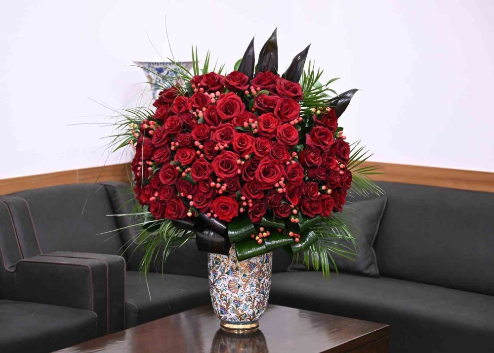 Bahçeli, Cumhurbaşkanı Erdoğan’a 72 Gül Ve Özel Tasarım Tablo Gönderdi