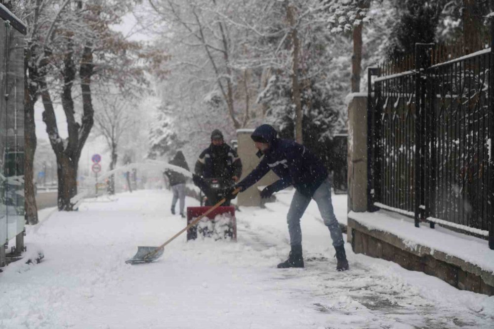 Erzurum’da Kar Yağışı Etkili Oluyor