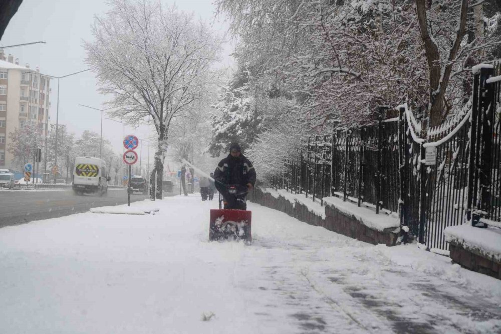 Erzurum’da Kar Yağışı Etkili Oluyor
