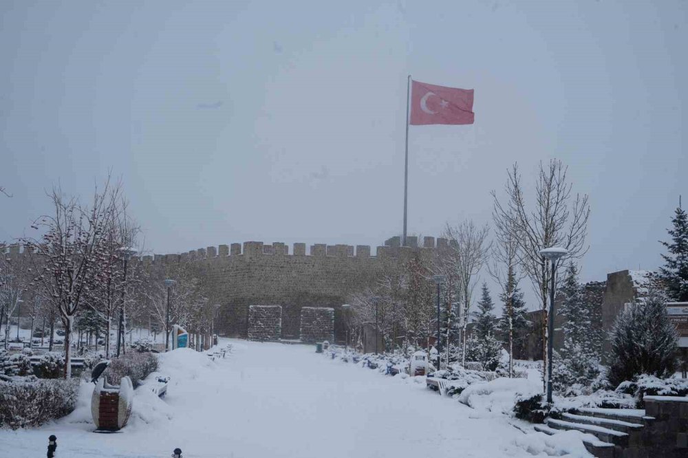 Erzurum’da Kar Yağışı Etkili Oluyor