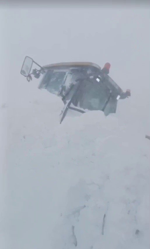 Sahara Geçidi’nde Çığ.. İş Makineleri ve Araçlar Kar Altında Mahsur!