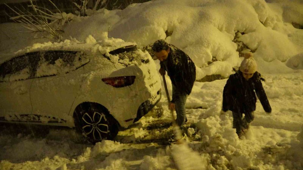Bitlis’te Kent Merkezi Beyaza Büründü