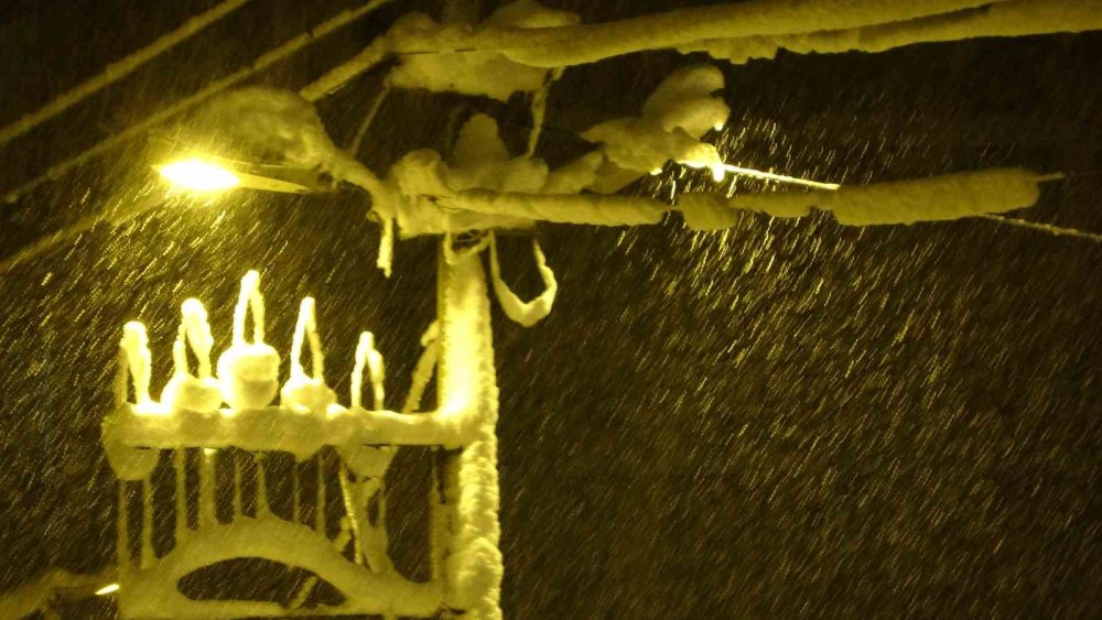 Bitlis’te Kent Merkezi Beyaza Büründü