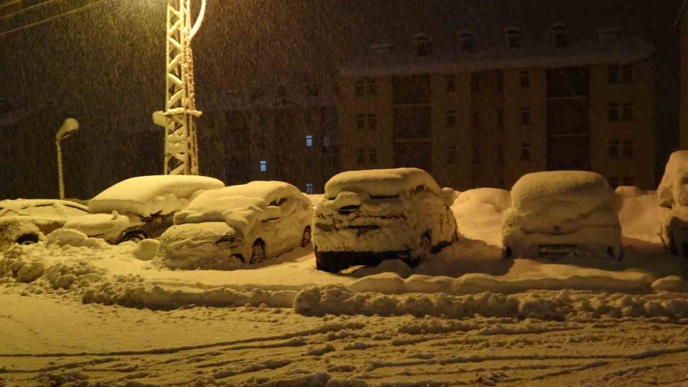 Bitlis’te Kent Merkezi Beyaza Büründü
