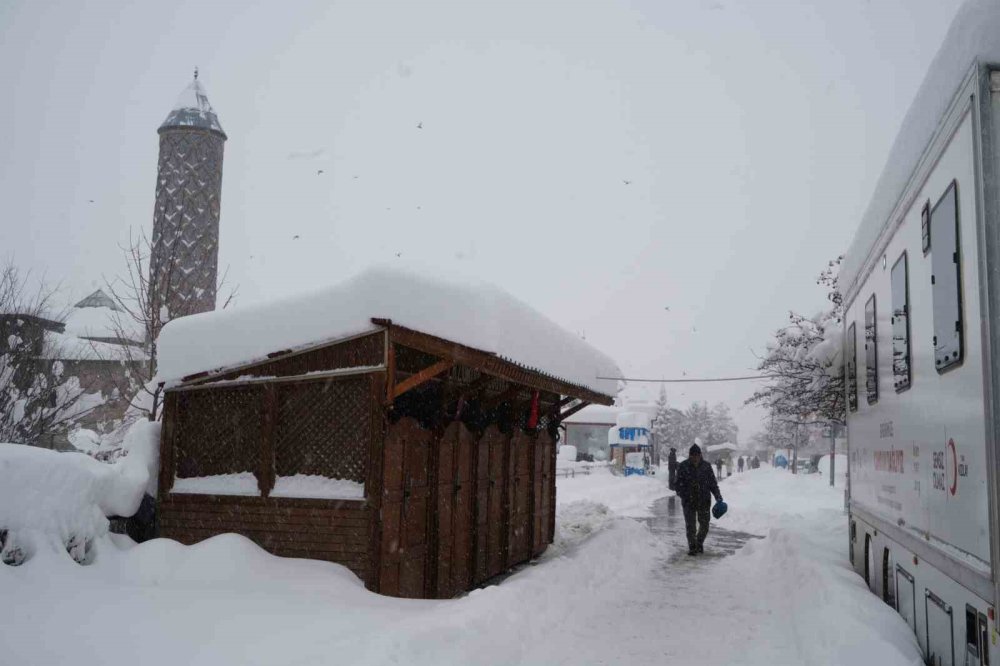 Kar Erzurum’u Esir Aldı, Araçlar Karın İçinde Kayboldu