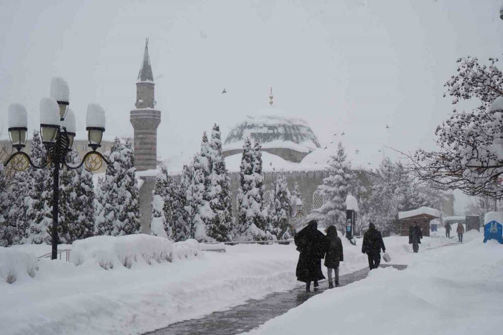 Kar Erzurum’u Esir Aldı, Araçlar Karın İçinde Kayboldu