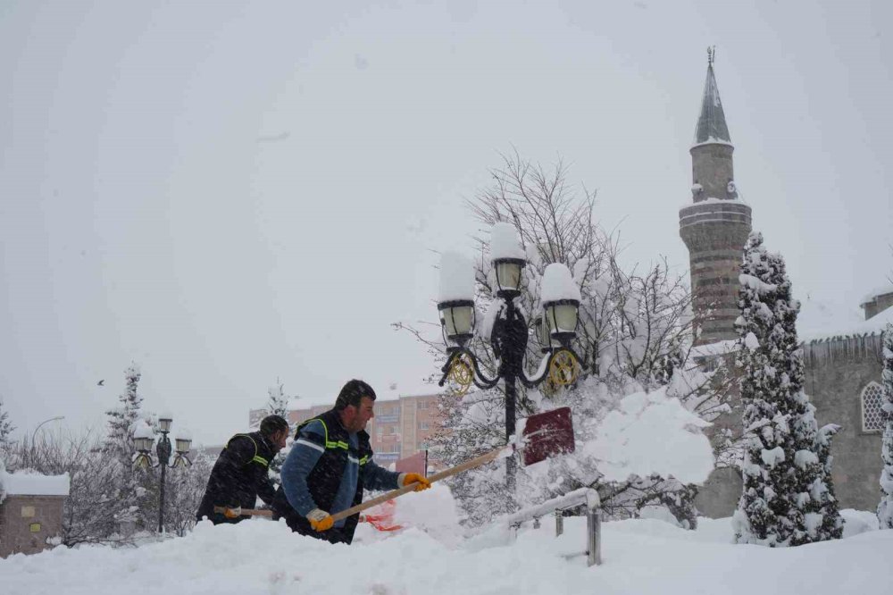 Kar Erzurum’u Esir Aldı, Araçlar Karın İçinde Kayboldu