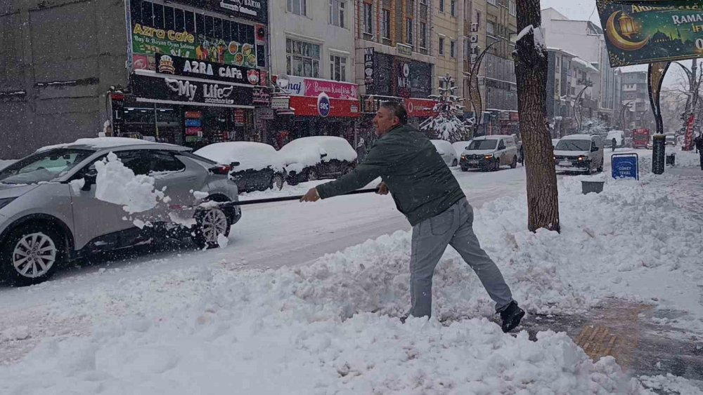Kar ve Tipi Hayatı Durma Noktasına Getirdi.. 212 Köy Yolu Ulaşıma Kapandı!