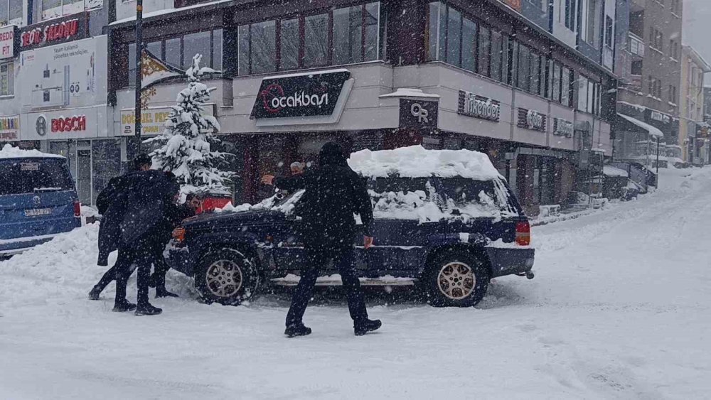 Kar ve Tipi Hayatı Durma Noktasına Getirdi.. 212 Köy Yolu Ulaşıma Kapandı!