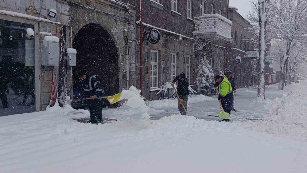 Kar ve Tipi Hayatı Durma Noktasına Getirdi.. 212 Köy Yolu Ulaşıma Kapandı!