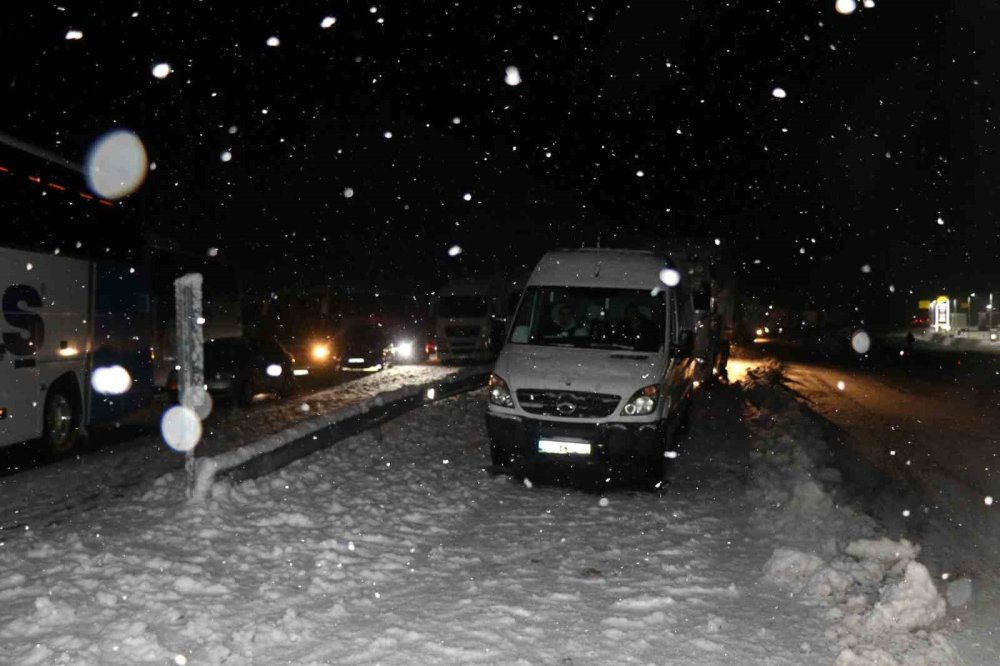 Kar Ve Tipi Nedeniyle Erzincan’ın Çevre İllerle Ulaşımı Güçlükle Sağlanıyor