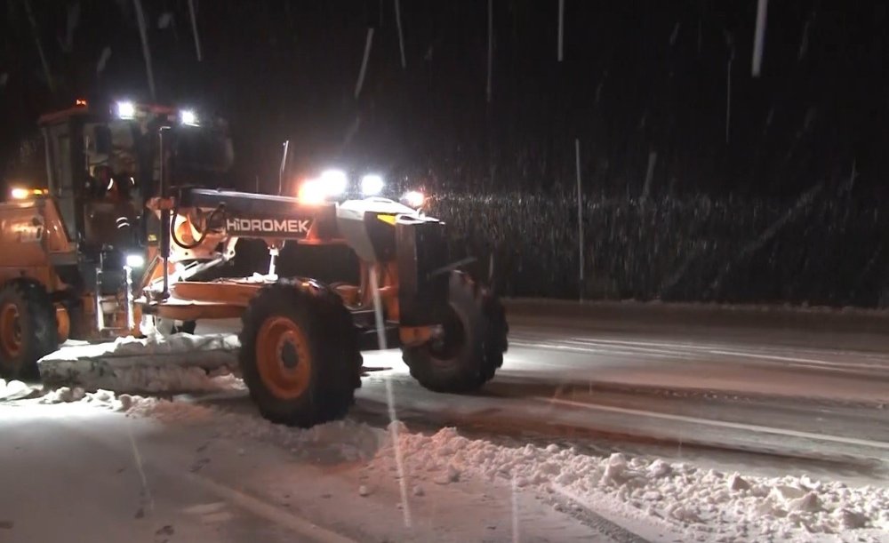 Kar Ve Tipi Nedeniyle Erzincan’ın Çevre İllerle Ulaşımı Güçlükle Sağlanıyor
