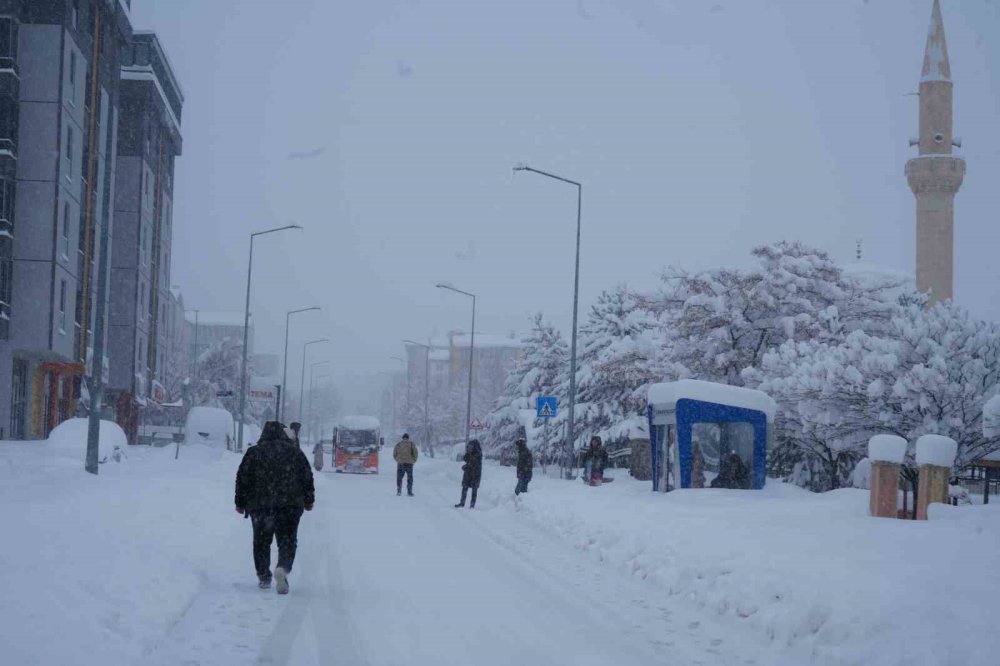 Kar Yağışı Erzurum’u Felç Etti.. Okullar Tatil, Yüzlerce Köy Yolu Kapandı!