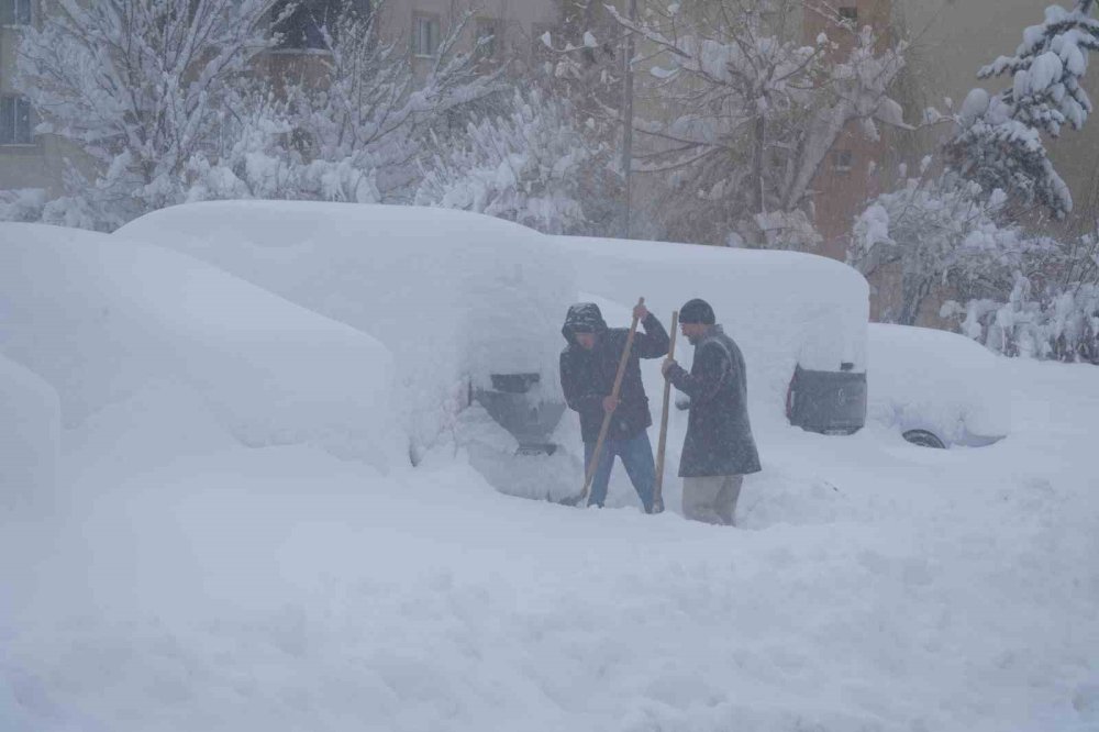 Kar Yağışı Erzurum’u Felç Etti.. Okullar Tatil, Yüzlerce Köy Yolu Kapandı!