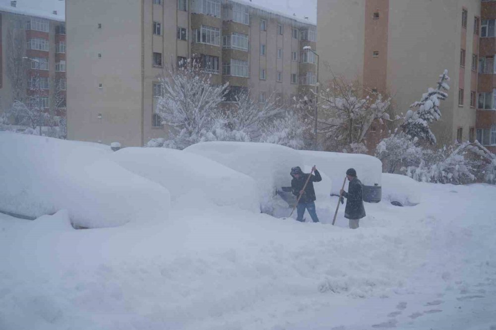 Kar Yağışı Erzurum’u Felç Etti.. Okullar Tatil, Yüzlerce Köy Yolu Kapandı!