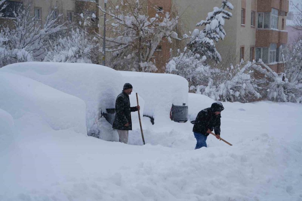 Kar Yağışı Erzurum’u Felç Etti.. Okullar Tatil, Yüzlerce Köy Yolu Kapandı!