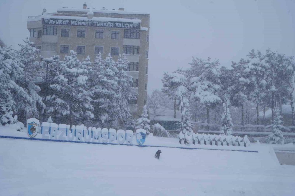 Kar Yağışı Erzurum’u Felç Etti.. Okullar Tatil, Yüzlerce Köy Yolu Kapandı!