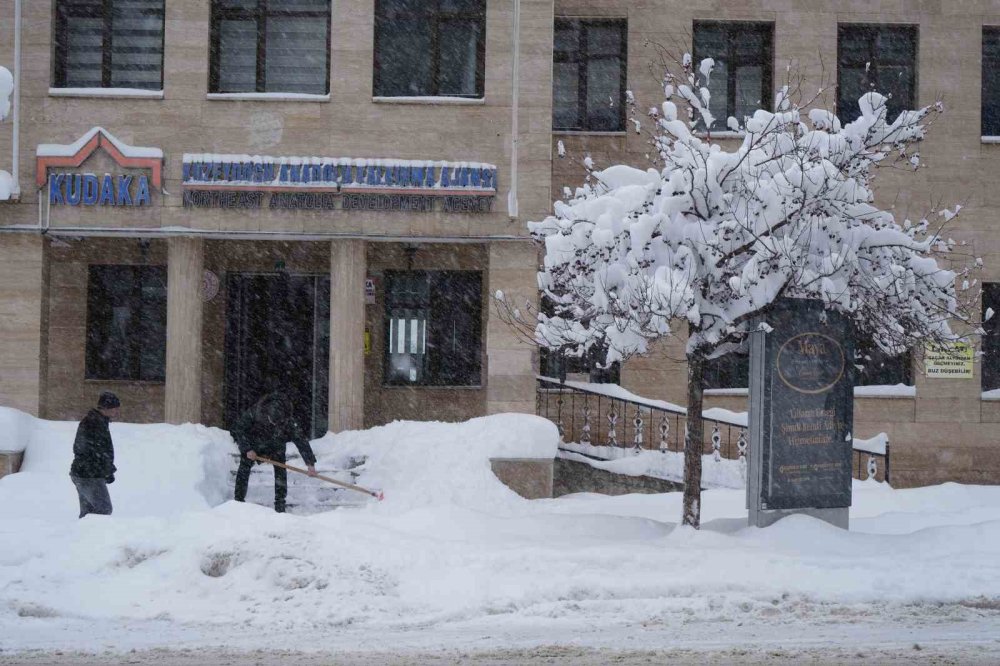 Kar Yağışı Erzurum’u Felç Etti.. Okullar Tatil, Yüzlerce Köy Yolu Kapandı!