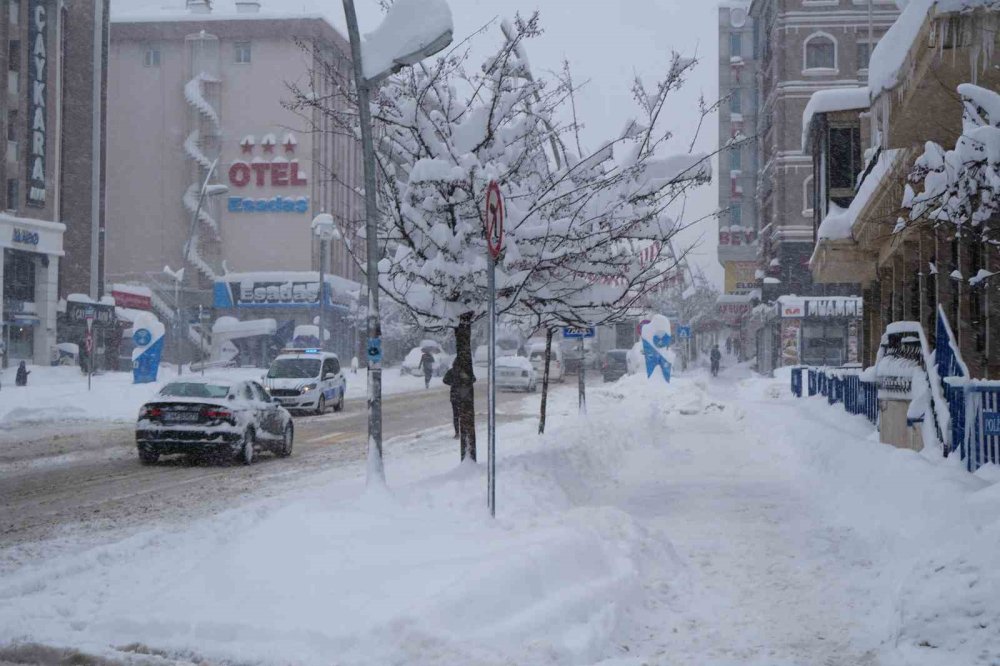 Kar Yağışı Erzurum’u Felç Etti.. Okullar Tatil, Yüzlerce Köy Yolu Kapandı!