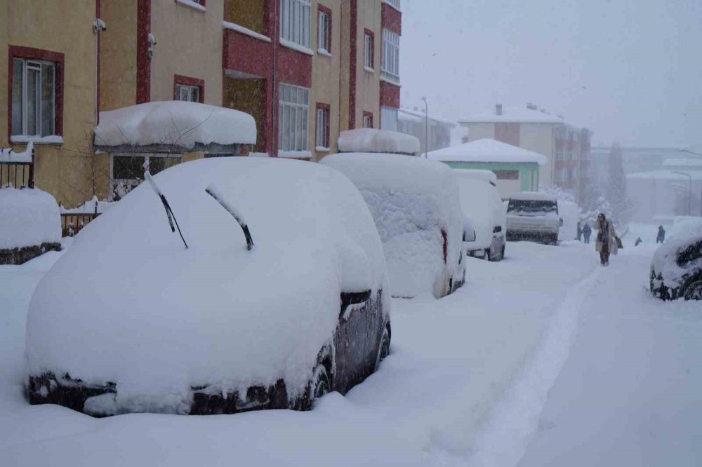 Kar Yağışı Erzurum’u Felç Etti.. Okullar Tatil, Yüzlerce Köy Yolu Kapandı!