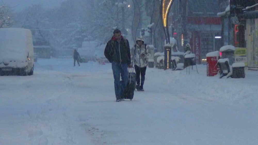 Kars Beyaza Gömüldü.. 40 cm Kar, Eğitime Ara ve 77 Köy Yolu Kapalı!