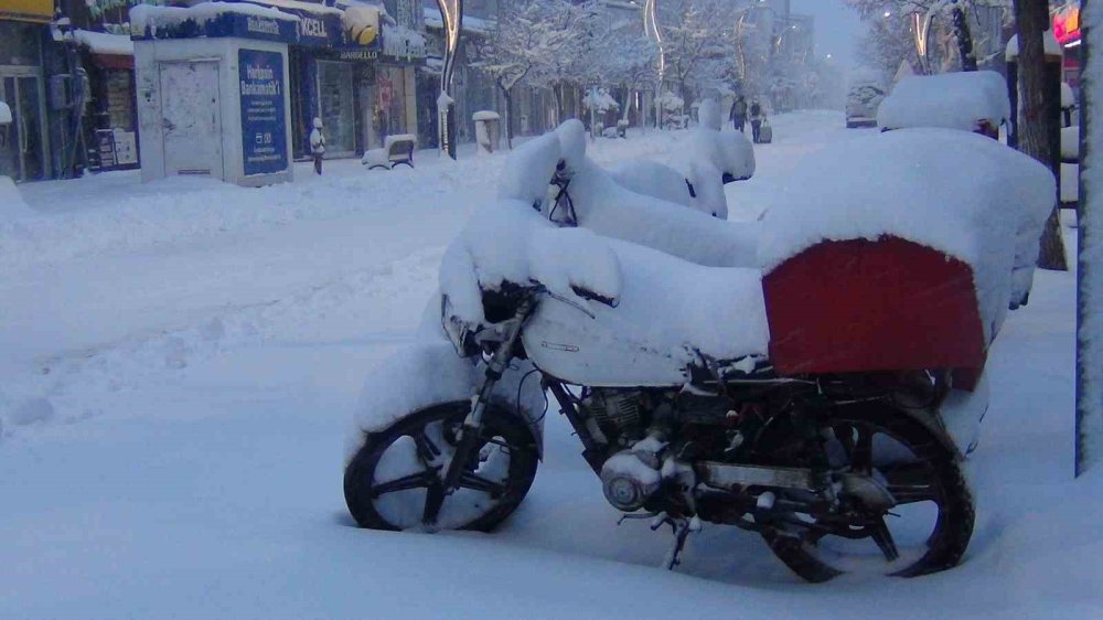 Kars Beyaza Gömüldü.. 40 cm Kar, Eğitime Ara ve 77 Köy Yolu Kapalı!