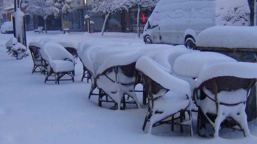Kars Beyaza Gömüldü.. 40 cm Kar, Eğitime Ara ve 77 Köy Yolu Kapalı!