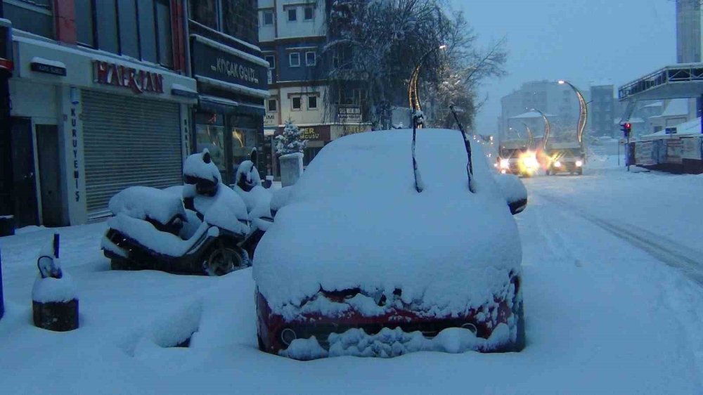 Kars Beyaza Gömüldü.. 40 cm Kar, Eğitime Ara ve 77 Köy Yolu Kapalı!
