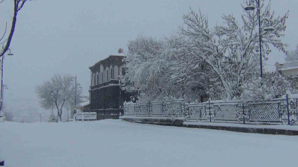 Kars Beyaza Gömüldü.. 40 cm Kar, Eğitime Ara ve 77 Köy Yolu Kapalı!