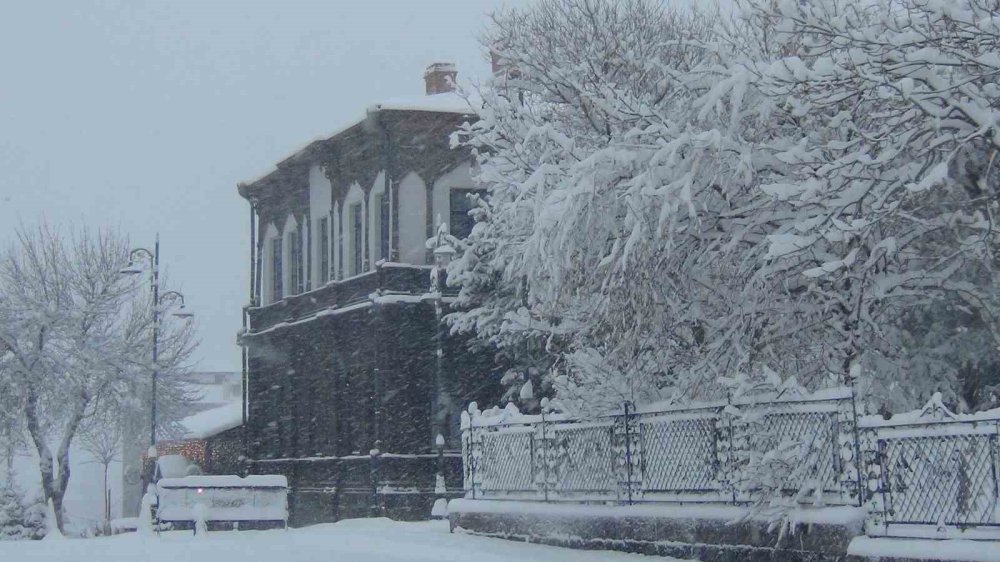 Kars Beyaza Gömüldü.. 40 cm Kar, Eğitime Ara ve 77 Köy Yolu Kapalı!