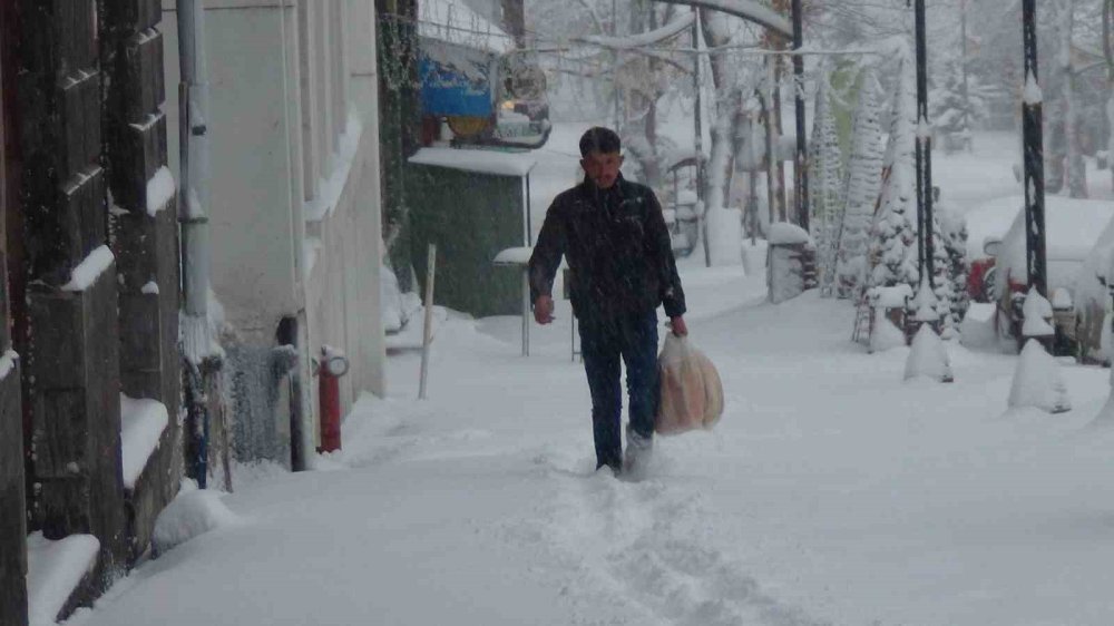 Kars Beyaza Gömüldü.. 40 cm Kar, Eğitime Ara ve 77 Köy Yolu Kapalı!