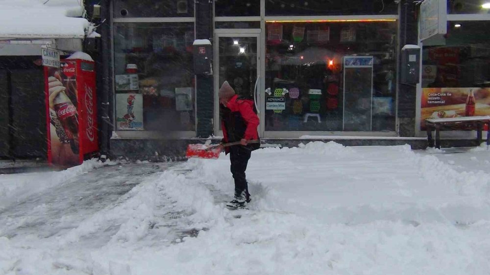 Kars Beyaza Gömüldü.. 40 cm Kar, Eğitime Ara ve 77 Köy Yolu Kapalı!