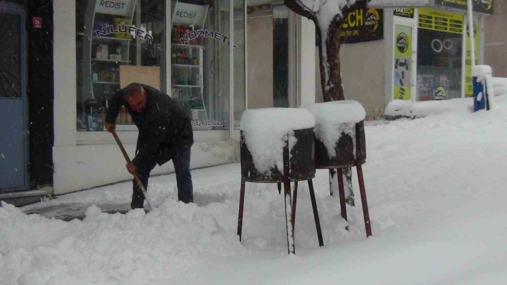 Kars Beyaza Gömüldü.. 40 cm Kar, Eğitime Ara ve 77 Köy Yolu Kapalı!