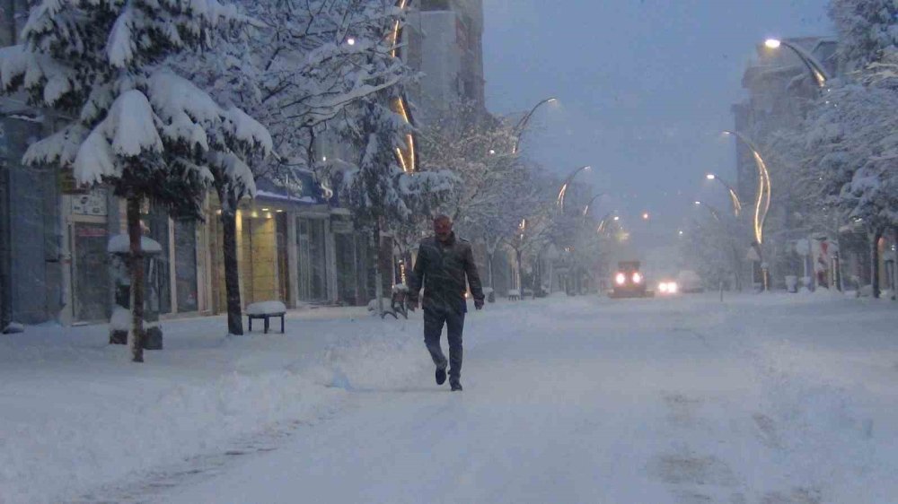 Kars Beyaza Gömüldü.. 40 cm Kar, Eğitime Ara ve 77 Köy Yolu Kapalı!