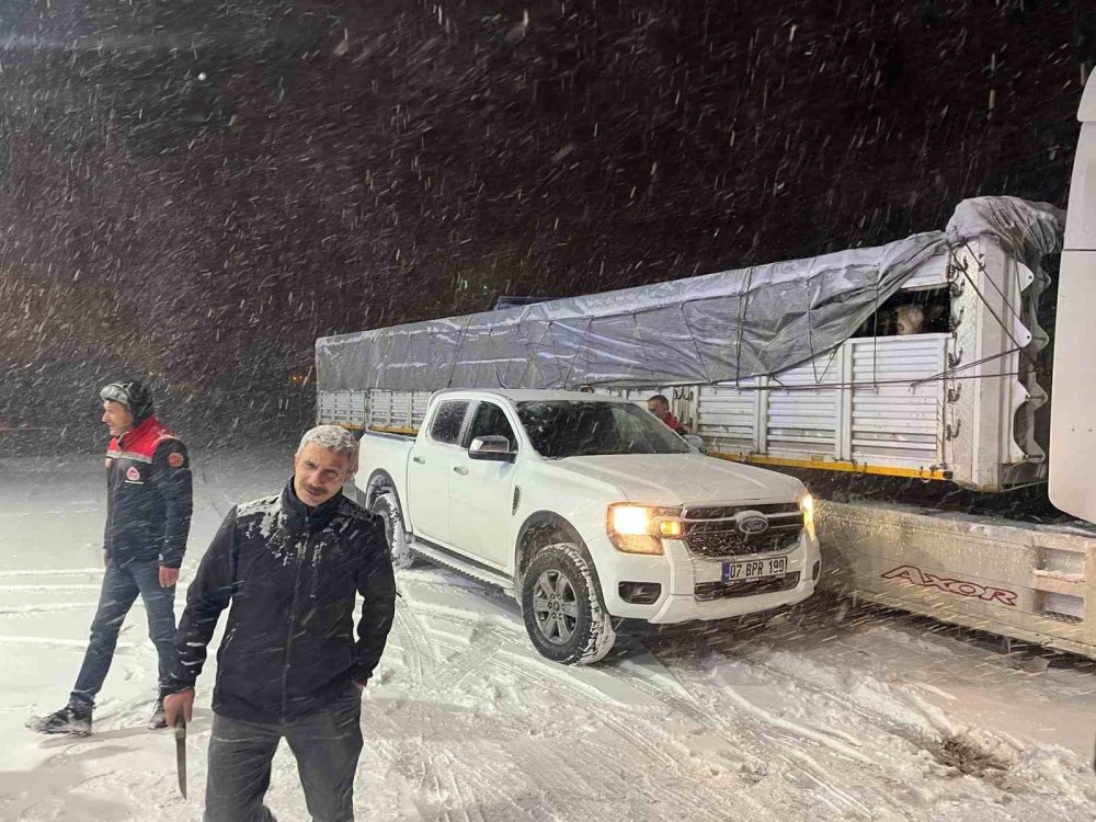 Kar Yağışı Üreticileri Zorladı.. Yolda Mahsur Kalan Hayvanlara Yem Ulaştırıldı!