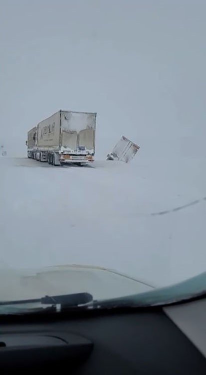 Kar Yağışı ve Tipi Hayatı Olumsuz Etkiliyor.. Yollar Tehlikeli Hale Geldi!