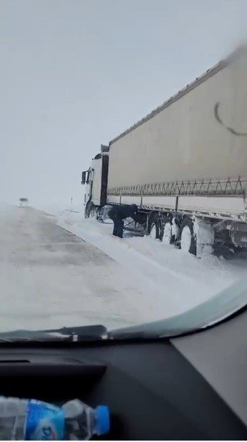 Kar Yağışı ve Tipi Hayatı Olumsuz Etkiliyor.. Yollar Tehlikeli Hale Geldi!