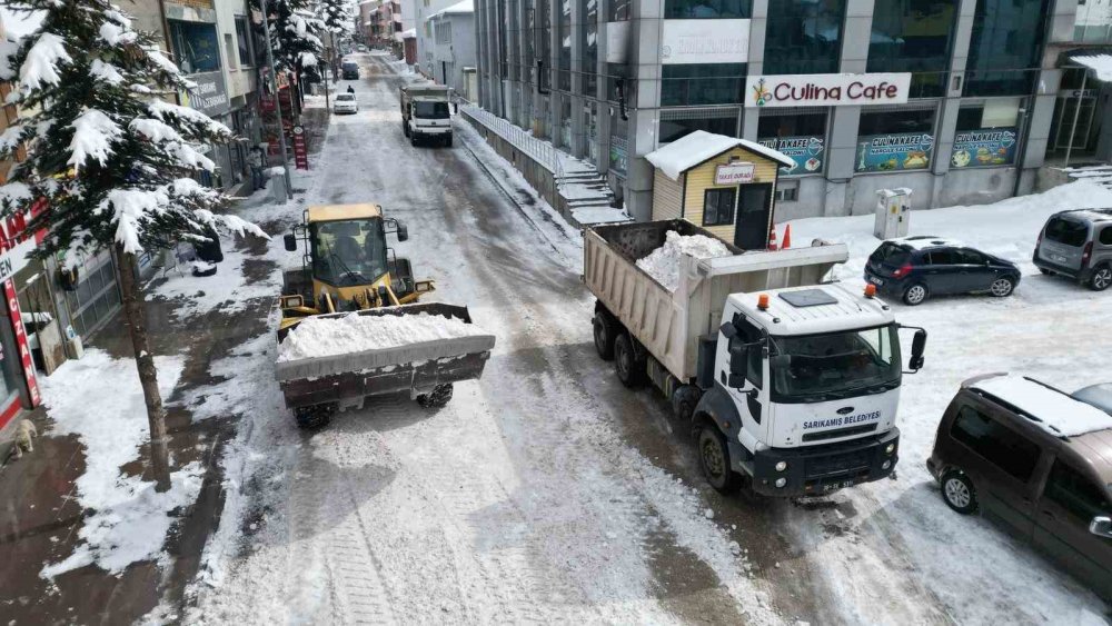 Sarıkamış'ta Kış Mesaisi.. Onlarca Kamyon Kar Şehir Dışına Taşınıyor!