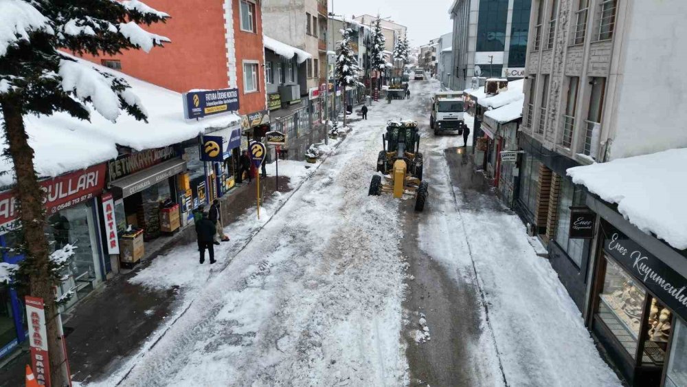 Sarıkamış'ta Kış Mesaisi.. Onlarca Kamyon Kar Şehir Dışına Taşınıyor!