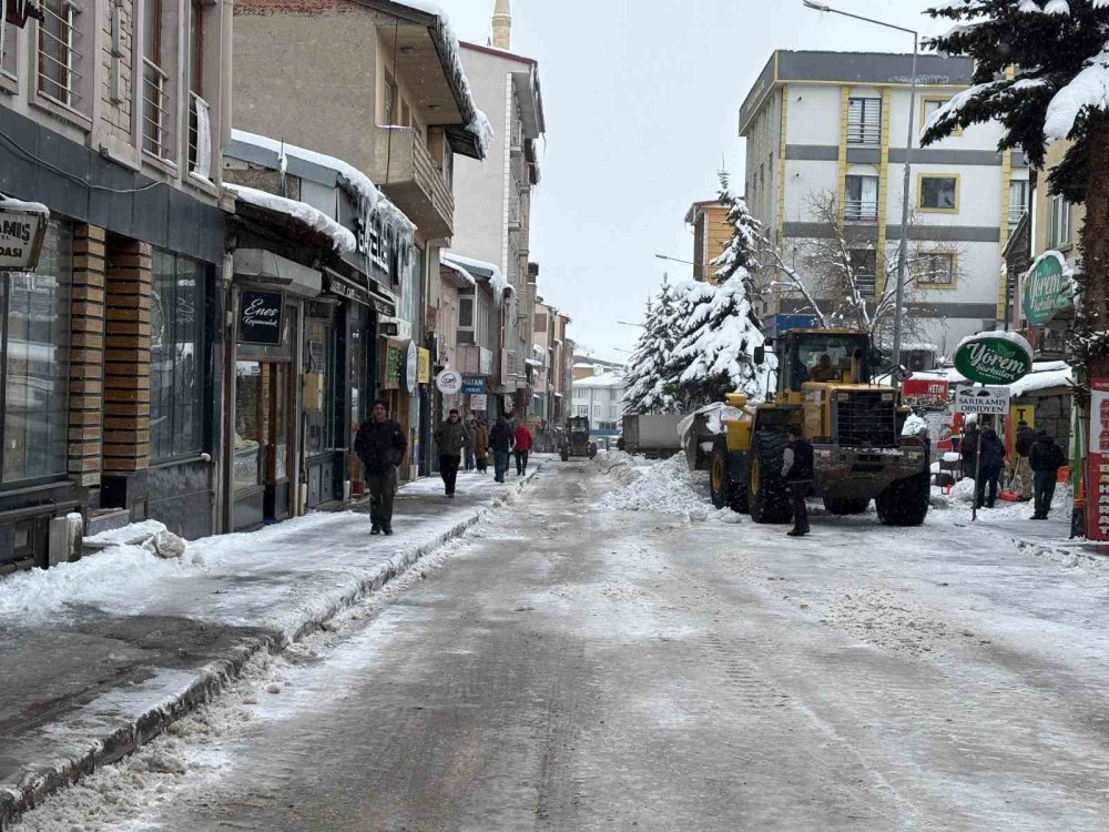 Sarıkamış'ta Kış Mesaisi.. Onlarca Kamyon Kar Şehir Dışına Taşınıyor!