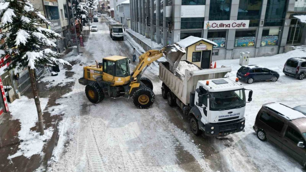 Sarıkamış'ta Kış Mesaisi.. Onlarca Kamyon Kar Şehir Dışına Taşınıyor!