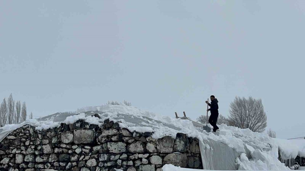 Akyaka'ın Kırsalında Zorlu Kış.. Ahırlarda Çökme Tehlikesi!