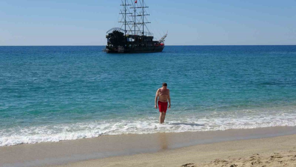 Alanya’da Mart Güneşi.. Hava Sıcaklığı 18’e Çıktı, Sahiller Harekenlendi