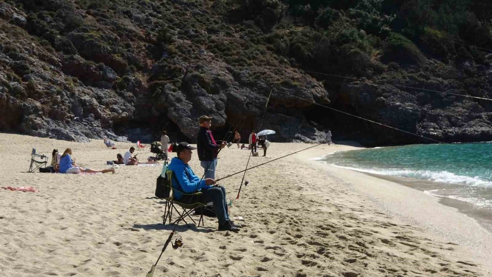 Alanya’da Mart Güneşi.. Hava Sıcaklığı 18’e Çıktı, Sahiller Harekenlendi